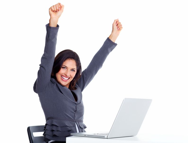 TICKEN typecursus voor volwassenen: een volwassen cursist juicht achter haar laptop